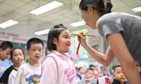 重庆：中小学生“元气满满”回归校园