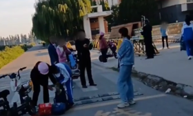 学校禁止学生自行带牛奶，入校前挨个查包！校方：学校的奶加热