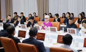共话文化交流与合作！新西兰前总理到访山东外事职业大学