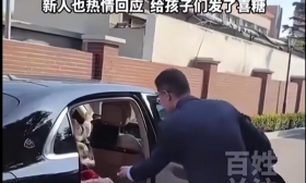 最佳气氛组！新人在学校附近结婚 学生喊楼祝福