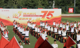 75名北农学子敲响75面大鼓，献礼新中国75周年华诞