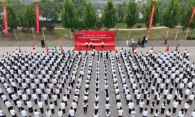 山东科技职业学院举行庆祝新中国成立75周年主题升旗仪式