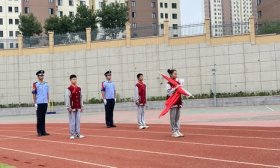 警、校共建迎国庆 济南高新区景汇小学这场升旗仪式不一般