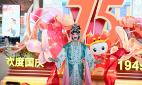 庆新中国成立75周年，北航学生艺术团在首都机场上演“快闪”秀