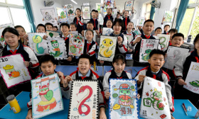 巧手绘制蛇年生肖邮票迎“世界邮政日”