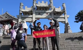 笑麻了！女子爬泰山雇两个陪爬男大学生，网友:这钱花得太值了！
