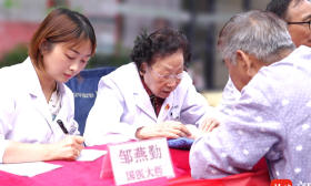 国医大师坐诊、上万人次参与……南京中医药大学建校70周年大型义诊火爆来袭