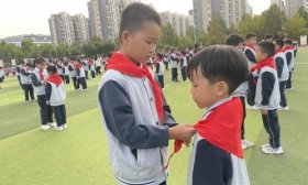 汉峪小学新队员入队仪式：红领巾再添新荣光，同唱队歌颂党恩