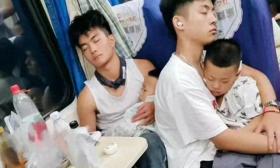 两名大学生火车上抱娃一整夜！当事人发声