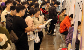 3.7万个岗位！江苏省2025年普通高校毕业生公益供需洽谈会火热开启
