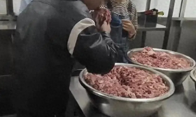 学校疑似给学生吃“臭肉”后续，生产日期疑似2015，官方回应来了