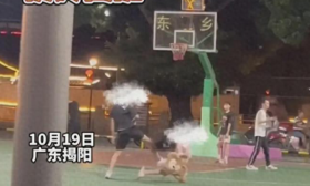 太狠了!男子篮球场飞踹女孩腰部，女孩倒地痛哭！处理结果惹众怒