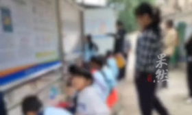带饭的学生不能进食堂只能在外就餐？教育局回应：食堂太小