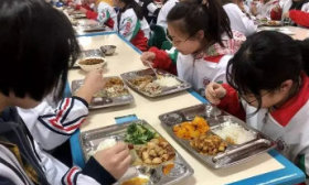 饭菜贵、食材质量差？如遇中小学食堂问题，点这个举报！