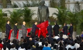 潘承洞雕像在山东大学威海校区落成，曾着手创建威海校区