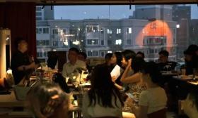 ​“学术酒吧”火了，年轻人为何在酒吧聊学术？