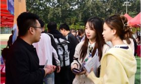 潍坊学院举行2024秋季双选会，380多家单位到校招人
