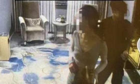 浙江女老师出轨男学生，画面曝光，在电梯内就被学生搂住亲热