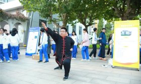 济南这所中学的学生在“超市”里自由选课