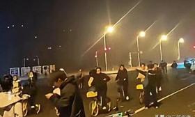开封和郑州一夜睡醒，天塌了，他们竟然被大学生“进攻”了