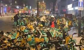 郑州大学生夜骑开封过后：路面垃圾是往日数倍，单车乱停护栏倒地