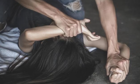 男教师被举报猥亵女学生，指认现场时坠楼身亡！