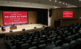 师生同上一堂思政课，全国劳模王进做客鲁劳职院“劳动大讲堂”