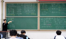 这是什么神仙板书！舍不得擦！石大这位青年教师上课传统又浪漫！