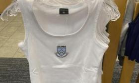 名牌大学“幼态校服”走红，男同学说不上话来，家长们颇有微词
