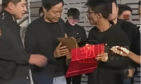 现场版boss直聘！小伙车展上当面向雷军投简历