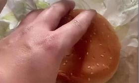 家长吐槽10元配餐简陋孩子吃不饱，汉堡仅拳头大小