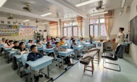 大手牵小手，山师附小学生近距离体验古筝