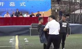 学生质疑“有钱建草堂无钱修宿舍”，被送去做精神鉴定？