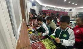 60余学生家长学习零食怎么选，这所学校开了“家长夜校”