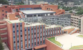 毫无人性，学生家人病宿管拒不放行，下跪乞求都没用