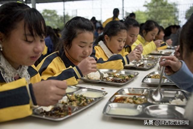 哈尔滨一知名小学校长涉配餐费“回扣”遭调查，当地多所学校教职工“2元早餐”被质疑“抢了学生午餐的肉”