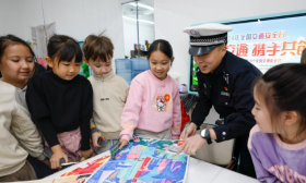 童心描绘交通漫画 学习交通安全知识