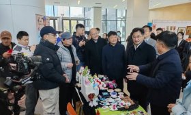 迎接第33个“国际残疾人日”山东省聋人协会在特教学院举办展览