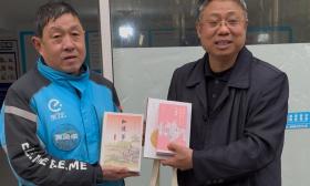 温暖的“双向奔赴”迎来大结局：南大教授赠书，怀揣文学梦的外卖大叔真的收到了《红楼梦》！