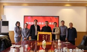 大学退休职工路边捡到十万元，还给失主后悄然离开