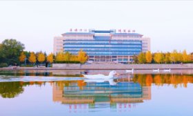 寻找山东最美大学|山东中医药大学战飞鸿：《平分秋色》