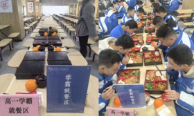 高中设置“学霸就餐区”，学校：是对优秀同学的奖励