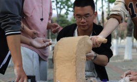 寻找山东最美大学|山东师范大学李晨昕：《一起做泥塑》