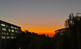 寻找山东最美大学|济南大学吕冰倩：《秋日余晖》