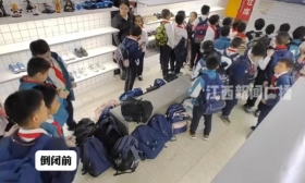 天塌了！小学生组团看电视的鞋店倒闭了 老板回应