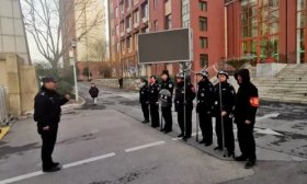 警校联动共建平安校园！济南高新区黄金谷学校开展反恐防暴演练