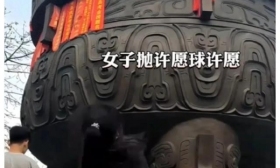 女生扔许愿球砸到陌生男孩头上 网友：缘分天注定！