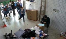 小学生组团看电视的鞋店改成小吃店！学生们轮流当监工
