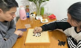济南高新区鸡山小学举办“文明课间 ‘棋’向未来”五子棋竞赛