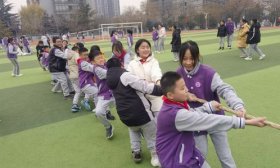 “绳” 彩飞扬 济南高新一实验六年级举行拔河比赛